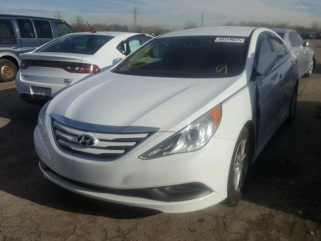 5NPEB4AC0EH927137 - 2014 HYUNDAI SONATA GLS WHITE photo 2