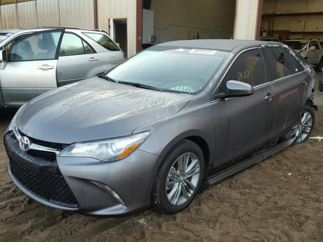 4T1BF1FKXGU186487 - 2016 TOYOTA CAMRY LE ნაცრისფერი ფოტო 2