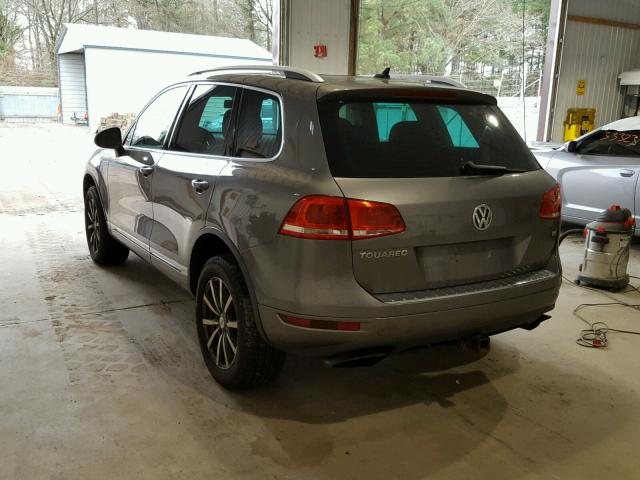 WVGFF9BP4BD000288 - 2011 VOLKSWAGEN TOUAREG V6 GRAY photo 3