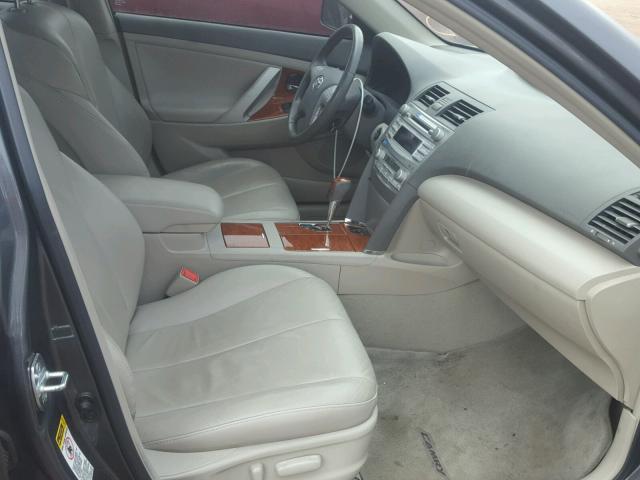 4T1BK3EK6AU597952 - 2010 TOYOTA CAMRY SE GRAY photo 5