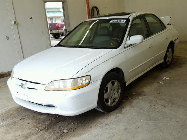 1HGCG1652WA005223 - 1998 HONDA ACCORD EX WHITE photo 2