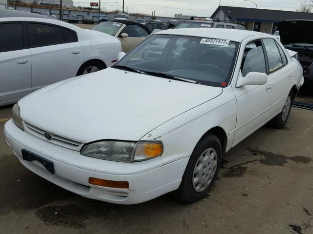 4T1BG12K5TU790235 - 1996 TOYOTA CAMRY DX WHITE photo 2