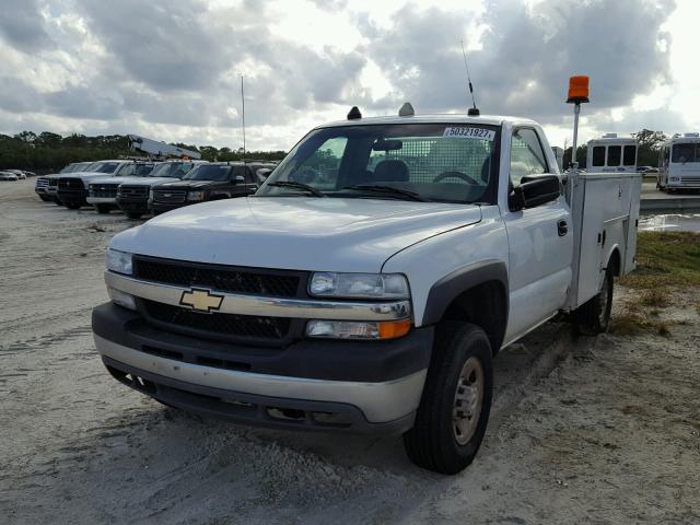 1GBHC24121E209418 - 2001 CHEVROLET SILVERADO WHITE photo 2