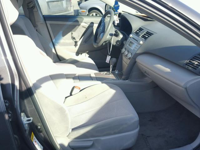 4T4BF3EK0BR188549 - 2011 TOYOTA CAMRY BASE GRAY photo 5
