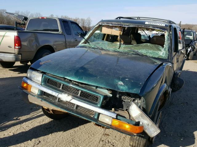 1GNCS13W2W2216966 - 1998 CHEVROLET BLAZER GREEN photo 2