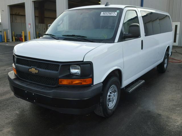 1GAZGNFF7H1236719 - 2017 CHEVROLET EXPRESS G3 WHITE photo 2