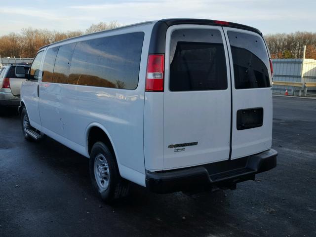 1GAZGNFF7H1236719 - 2017 CHEVROLET EXPRESS G3 WHITE photo 3