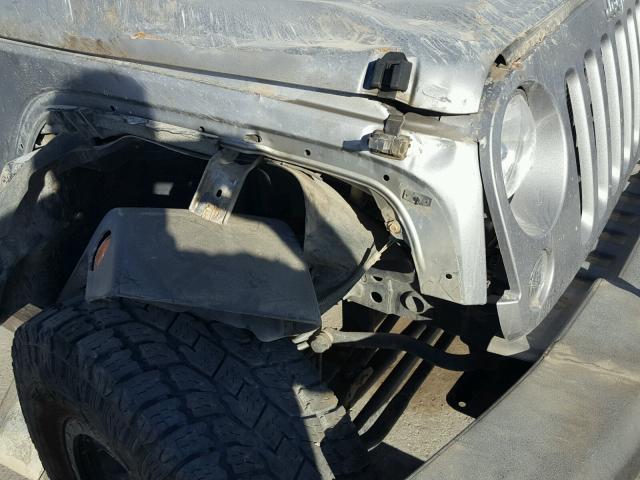 1C4HJWDG2FL528656 - 2015 JEEP WRANGLER U SILVER photo 9