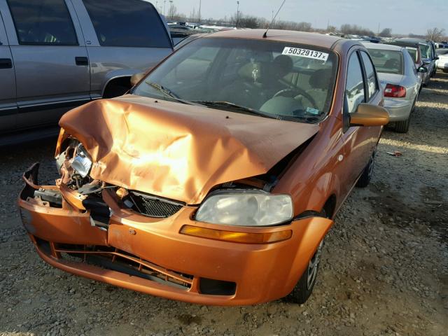 KL1TD52685B426487 - 2005 CHEVROLET AVEO BASE ORANGE photo 2