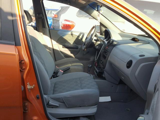 KL1TD52685B426487 - 2005 CHEVROLET AVEO BASE ORANGE photo 5