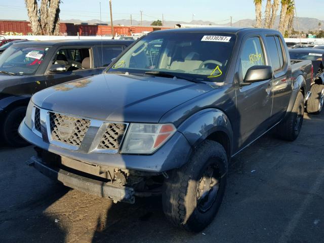 1N6AD07U46C462857 - 2006 NISSAN FRONTIER C CHARCOAL photo 2