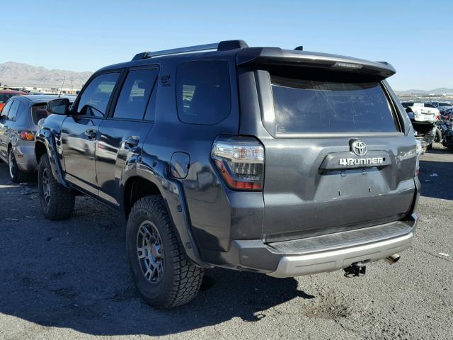 JTEBU5JR0H5431567 - 2017 TOYOTA 4RUNNER SR GRAY photo 3