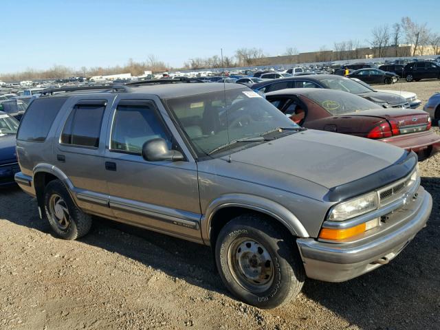 1GNDT13WXW2196306 - 1998 CHEVROLET BLAZER GRAY photo 1