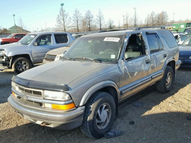 1GNDT13WXW2196306 - 1998 CHEVROLET BLAZER GRAY photo 2