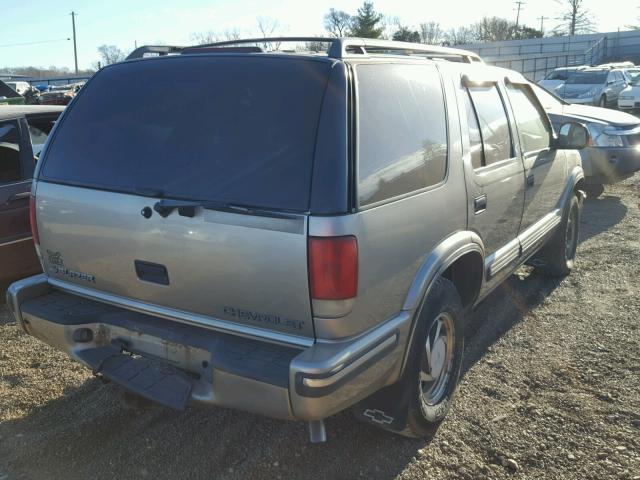 1GNDT13WXW2196306 - 1998 CHEVROLET BLAZER GRAY photo 4