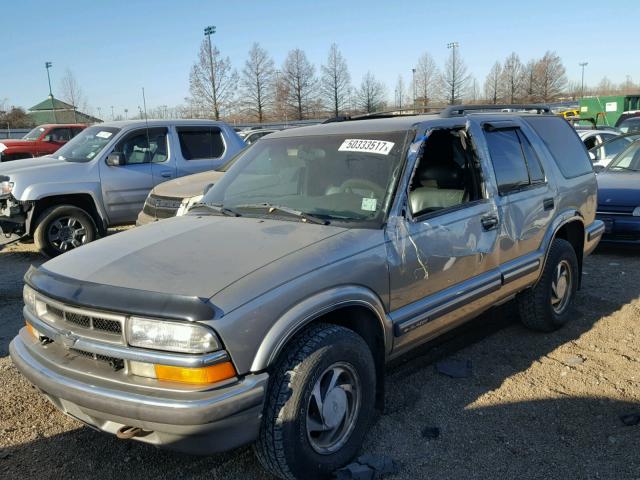 1GNDT13WXW2196306 - 1998 CHEVROLET BLAZER GRAY photo 9