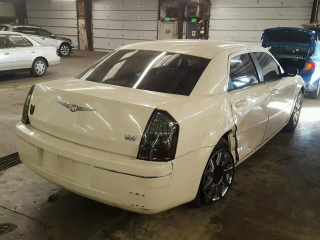 2C3KA53G47H638838 - 2007 CHRYSLER 300 TOURIN WHITE photo 4