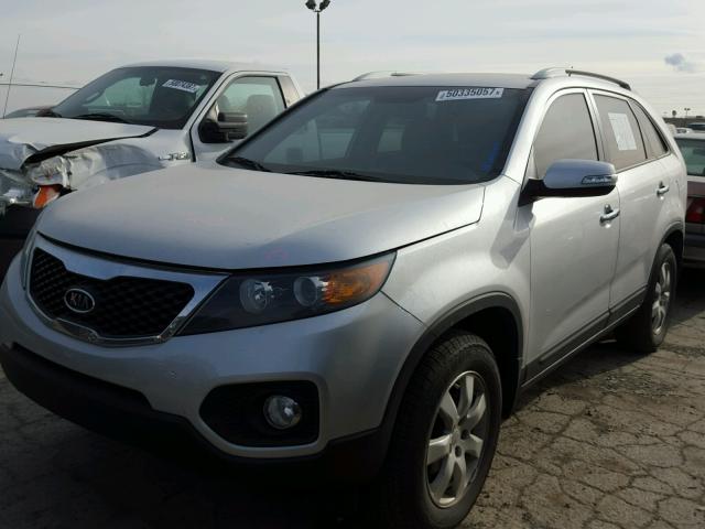 5XYKT3A12BG061520 - 2011 KIA SORENTO BA SILVER photo 2