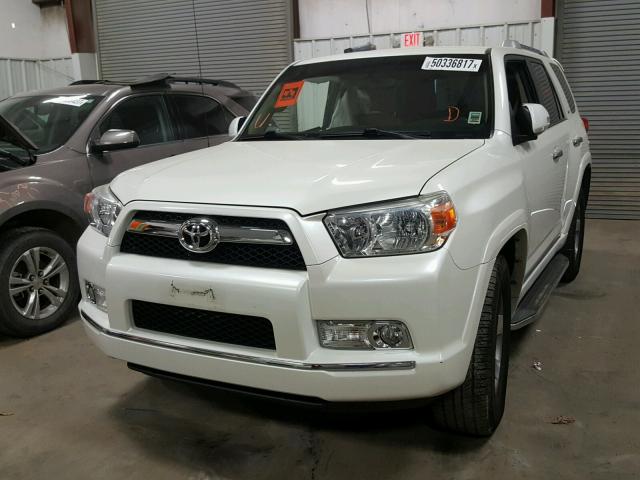 JTEZU5JR4C5045936 - 2012 TOYOTA 4RUNNER SR WHITE photo 2