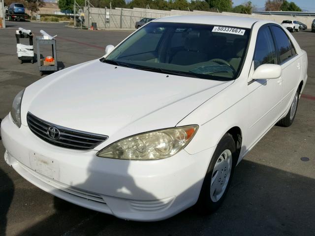 JTDBE30K763059485 - 2006 TOYOTA CAMRY LE WHITE photo 2