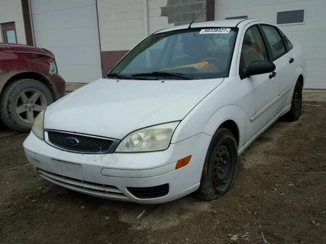 1FAFP34N66W115534 - 2006 FORD FOCUS ZX4 WHITE photo 2