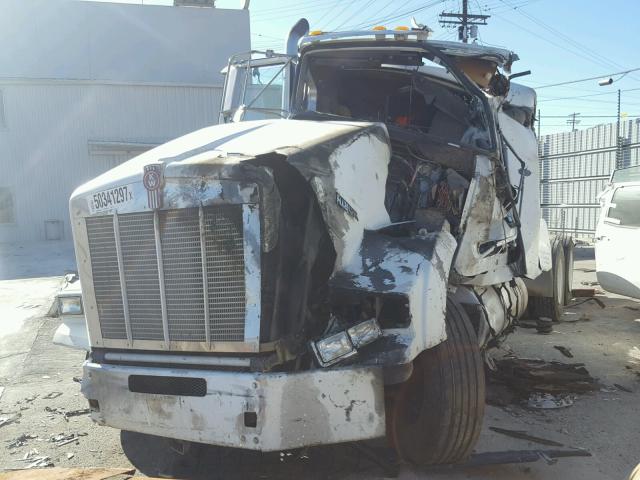 3WKDDW9X1BF276587 - 2011 KENWORTH CONSTRUCTI WHITE photo 2