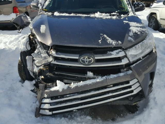 5TDJZRFH3HS418704 - 2017 TOYOTA HIGHLANDER GRAY photo 7