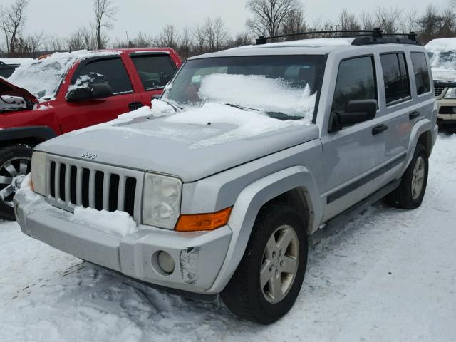 1J8HG48K86C150174 - 2006 JEEP COMMANDER SILVER photo 2