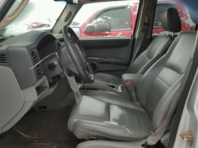 1J8HG48K86C150174 - 2006 JEEP COMMANDER SILVER photo 5