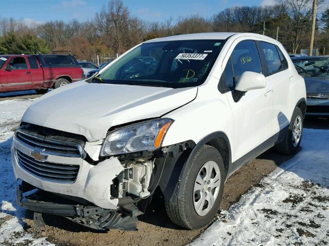 KL7CJKSBXGB504362 - 2016 CHEVROLET TRAX LS WHITE photo 2