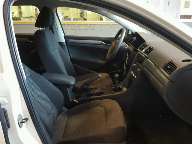 1VWAP7A39CC072767 - 2012 VOLKSWAGEN PASSAT S أبيض صورة 5