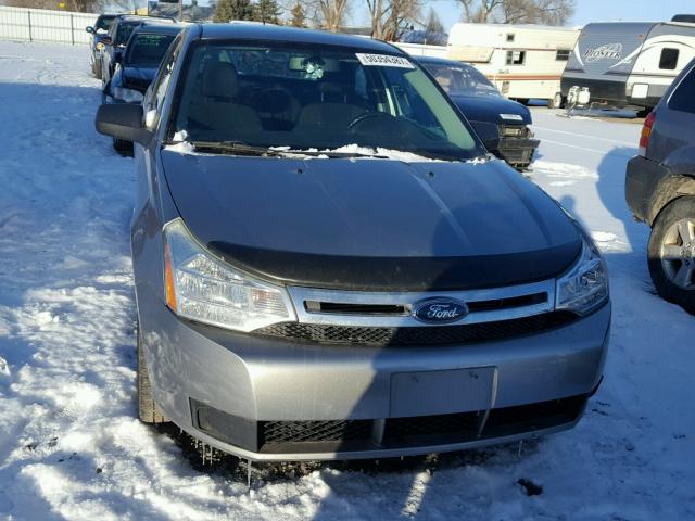 1FAHP33N48W127601 - 2008 FORD FOCUS SE SILVER photo 9