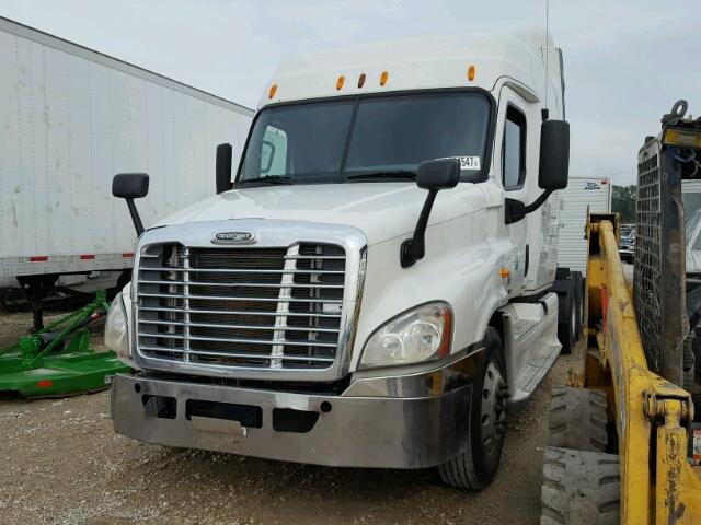 1FUJGLDRXCSBF9005 - 2012 FREIGHTLINER CASCADIA 1 WHITE photo 2