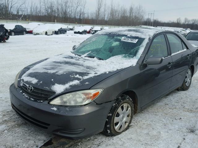 4T1BE32K02U595384 - 2002 TOYOTA CAMRY LE 灰色 照片 2