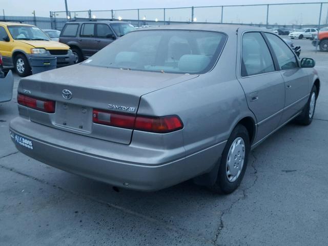 JT2BG28KXW0194110 - 1998 TOYOTA CAMRY LE თაფლისფერი ფოტო 4