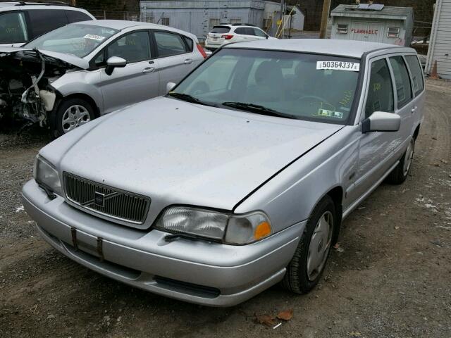 YV1LW5584W3485462 - 1998 VOLVO V70 SILVER photo 2