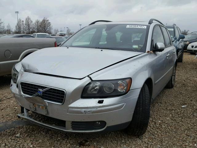 YV1MW682052042067 - 2005 VOLVO V50 T5 SILVER photo 2