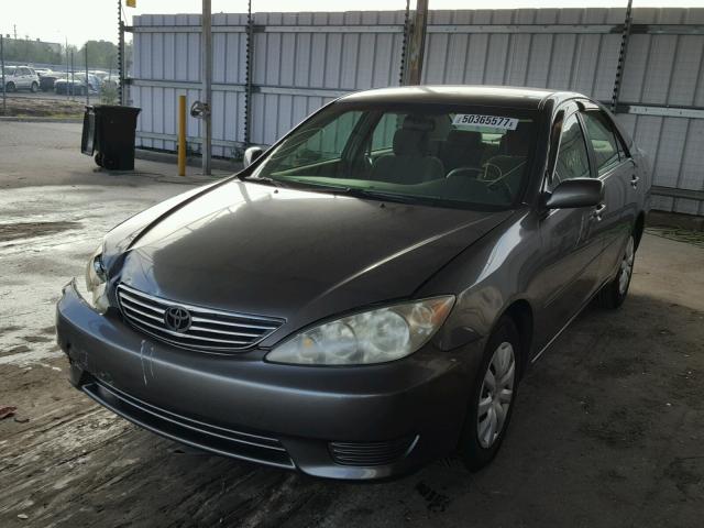 4T1BE32K15U595284 - 2005 TOYOTA CAMRY LE GRAY photo 2