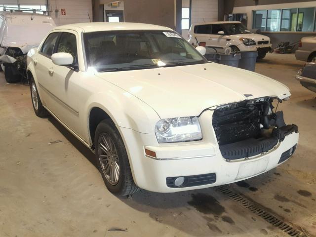 2C3KA53G28H258303 - 2008 CHRYSLER 300 TOURIN WHITE photo 1