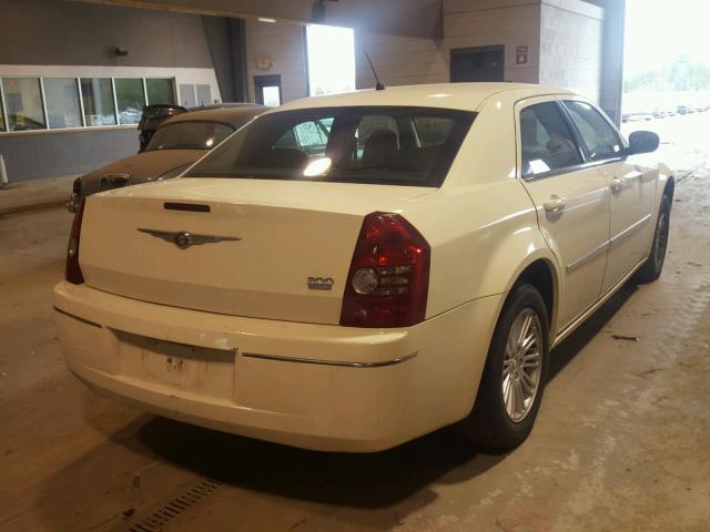 2C3KA53G28H258303 - 2008 CHRYSLER 300 TOURIN WHITE photo 4