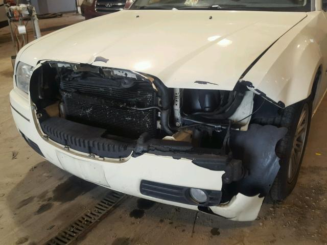 2C3KA53G28H258303 - 2008 CHRYSLER 300 TOURIN WHITE photo 9