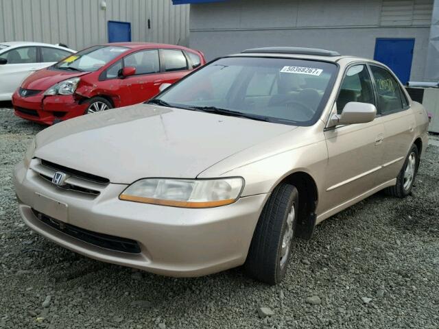 1HGCG6678YA131815 - 2000 HONDA ACCORD EX GOLD photo 2