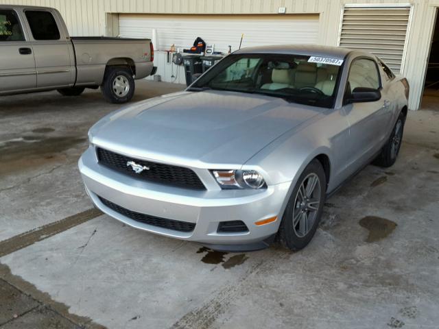 1ZVBP8AM1C5212253 - 2012 FORD MUSTANG SILVER photo 2