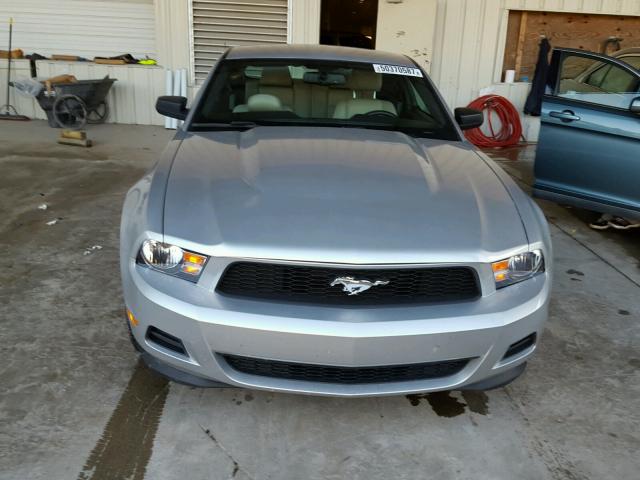 1ZVBP8AM1C5212253 - 2012 FORD MUSTANG SILVER photo 9
