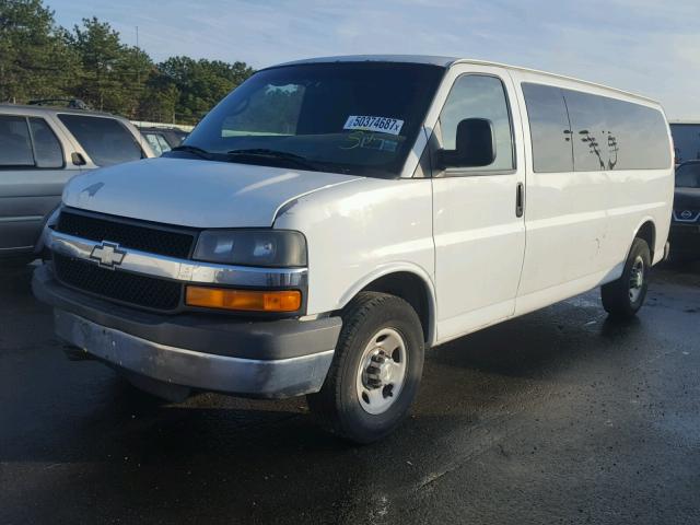 1GAHG39U571102865 - 2007 CHEVROLET EXPRESS G3 WHITE photo 2