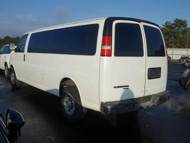 1GAHG39U571102865 - 2007 CHEVROLET EXPRESS G3 WHITE photo 3