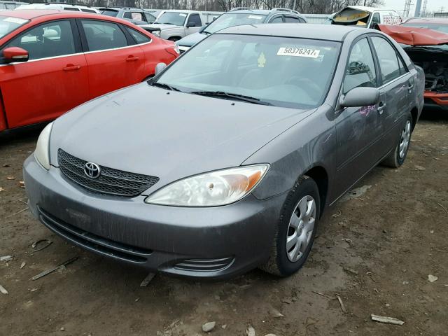 4T1BE32K62U597754 - 2002 TOYOTA CAMRY LE ნაცრისფერი ფოტო 2