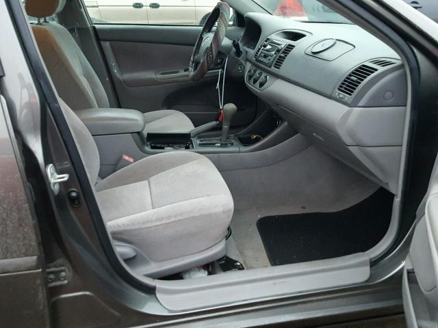 4T1BE32K62U597754 - 2002 TOYOTA CAMRY LE ნაცრისფერი ფოტო 5