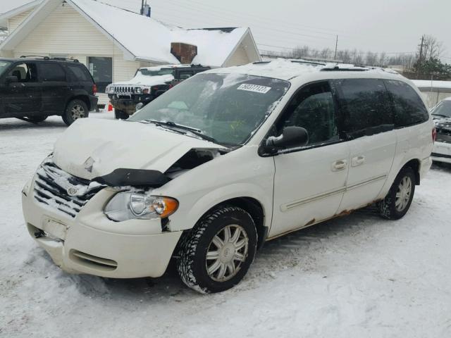 2A4GP54L27R121876 - 2007 CHRYSLER TOWN & COU WHITE photo 2