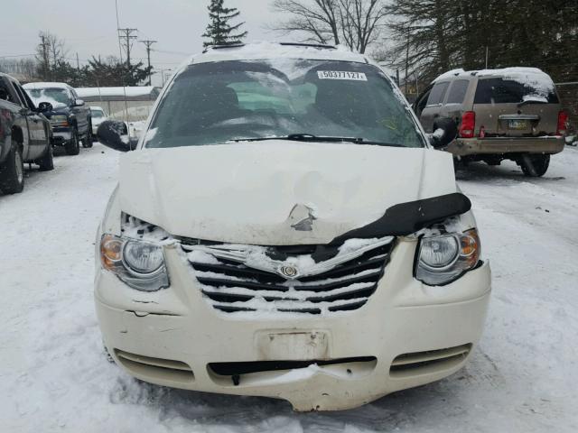 2A4GP54L27R121876 - 2007 CHRYSLER TOWN & COU WHITE photo 9